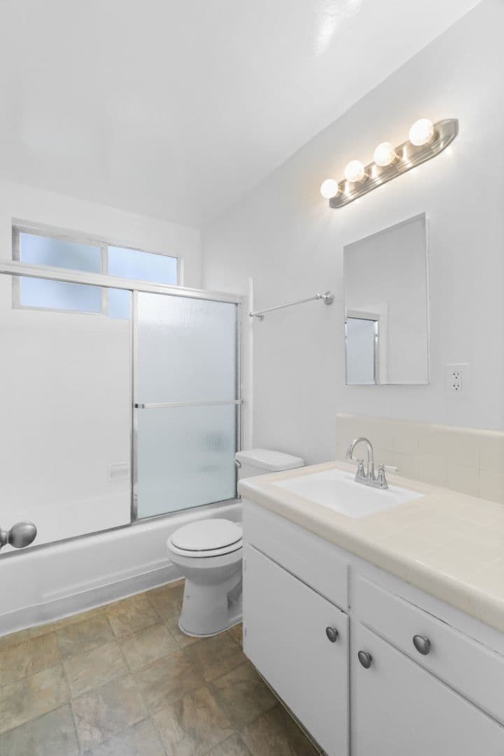 Los Angeles Apartment: 3709 Midvale Ave
