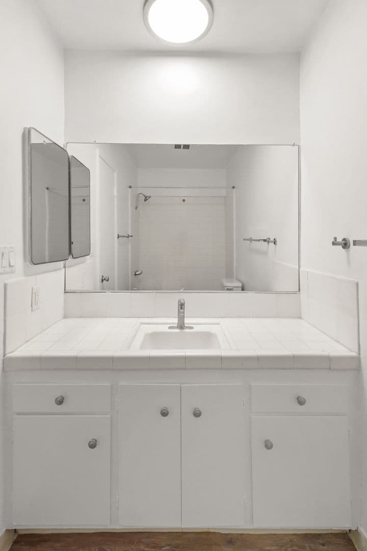 Los Angeles Apartment: 11946 Montana Ave