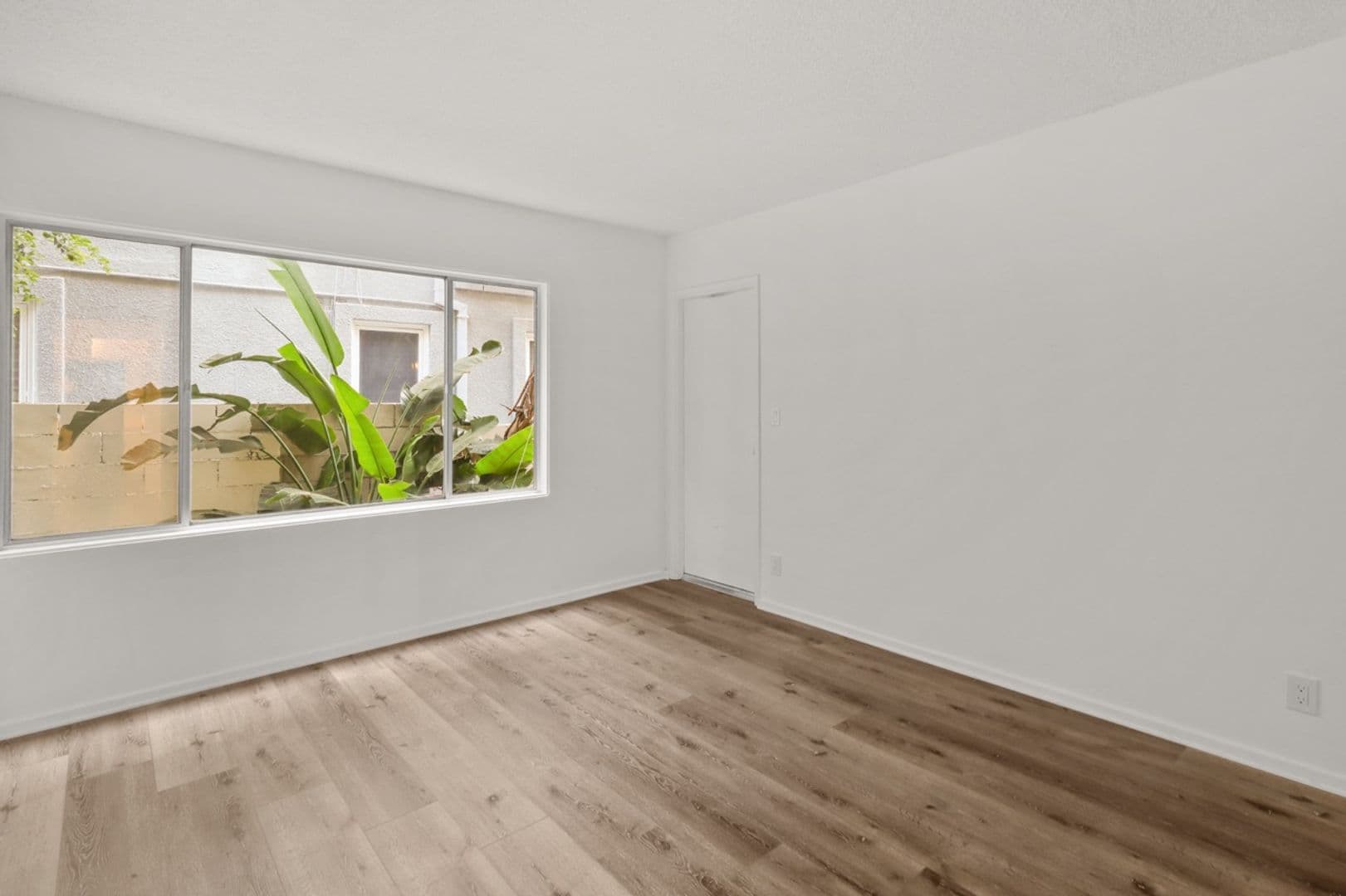 Los Angeles Apartment: 11946 Montana Ave