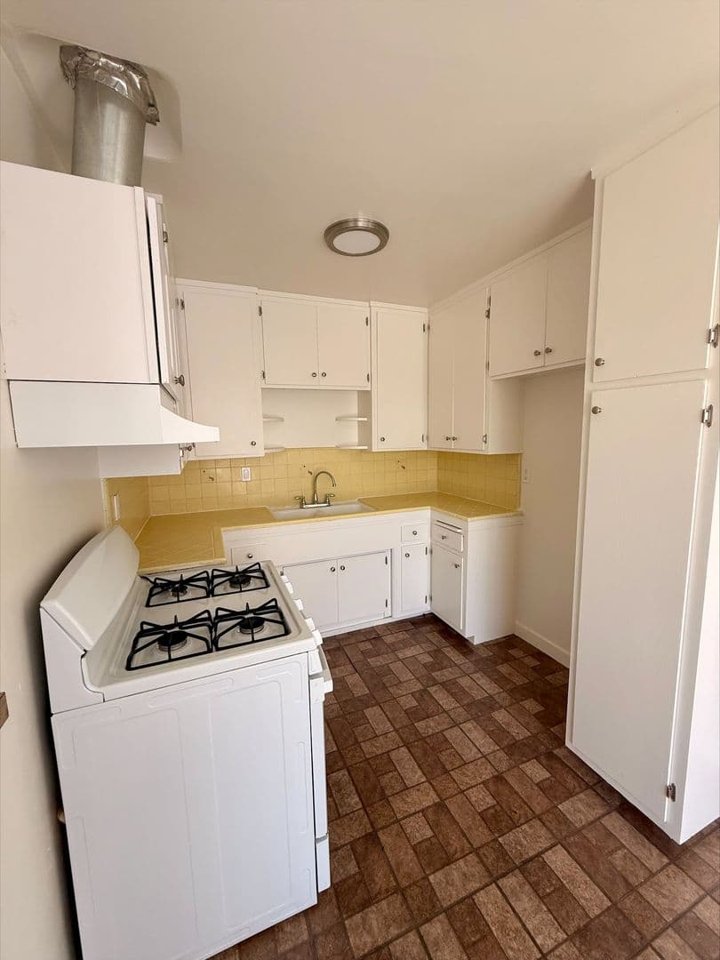Los Angeles Apartment: 139 & 143 N. Mariposa Ave.
