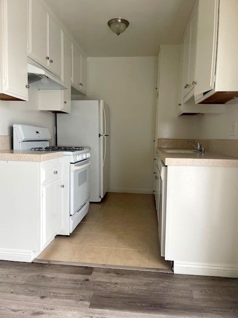 Los Angeles Apartment: 1524 Bundy Dr.