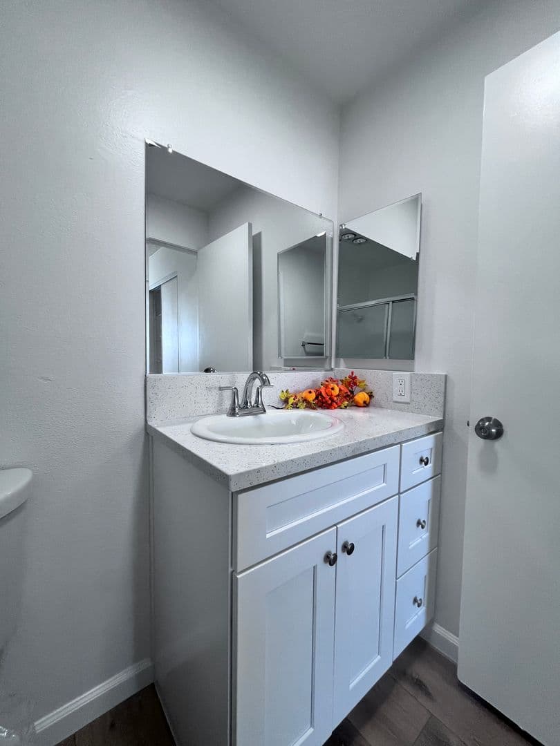 Sunland Apartment: 8608 Foothill Blvd
