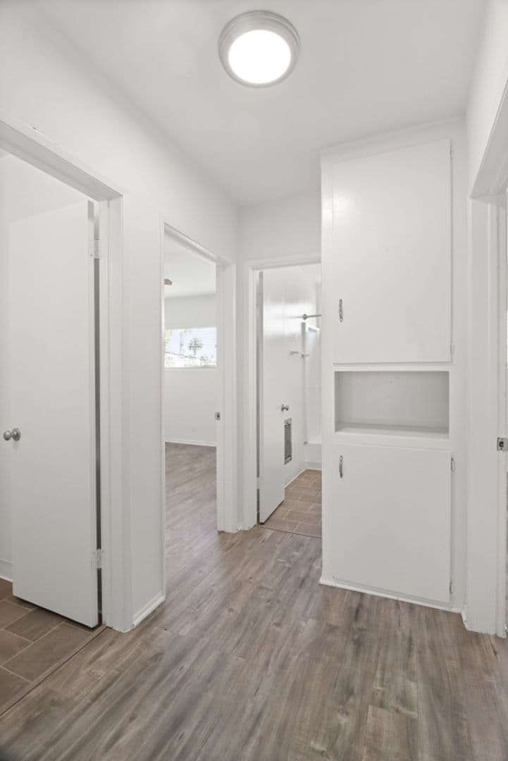 Santa Monica Apartment: 1143 -10th St