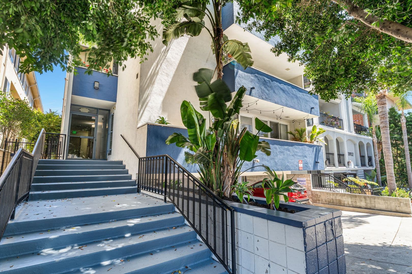 Los Angeles Apartment: 11946 Montana Ave