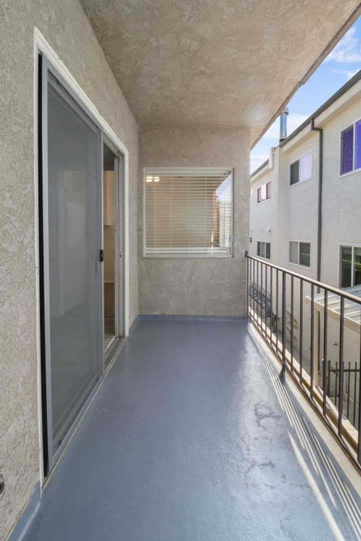 Santa Monica Apartment: 1143 -10th St