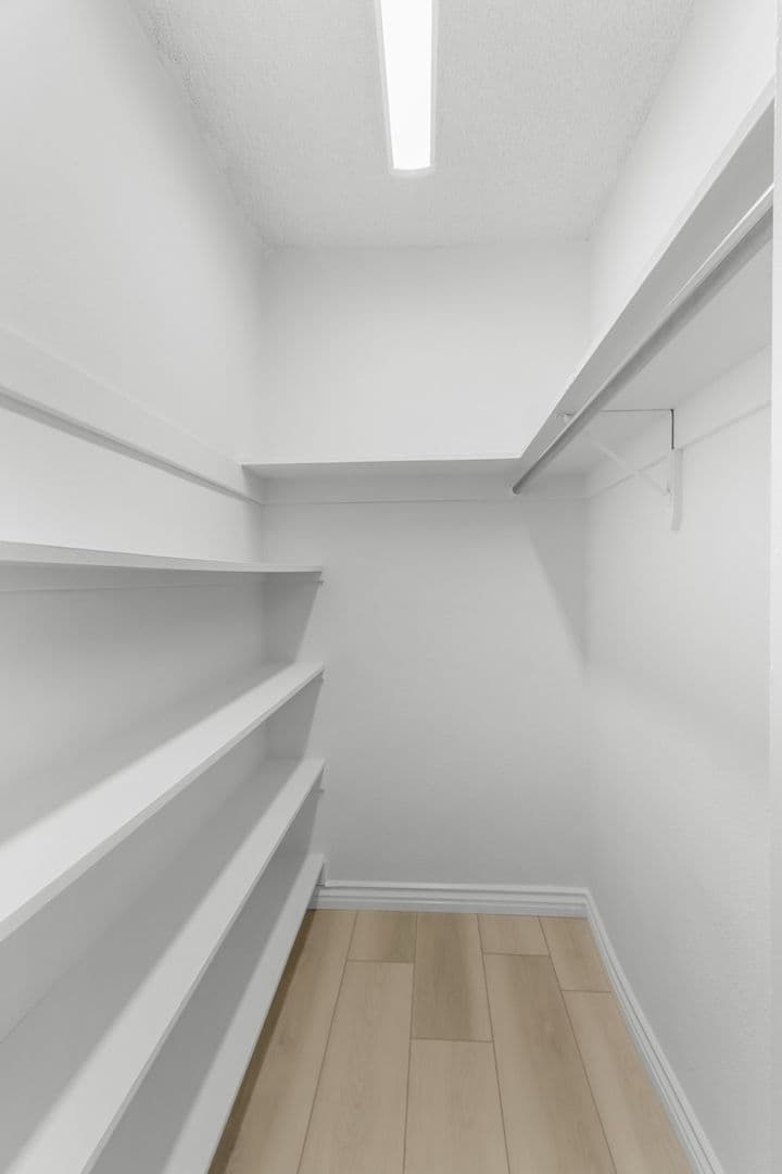 Los Angeles Apartment: 11711 Goshen Ave.