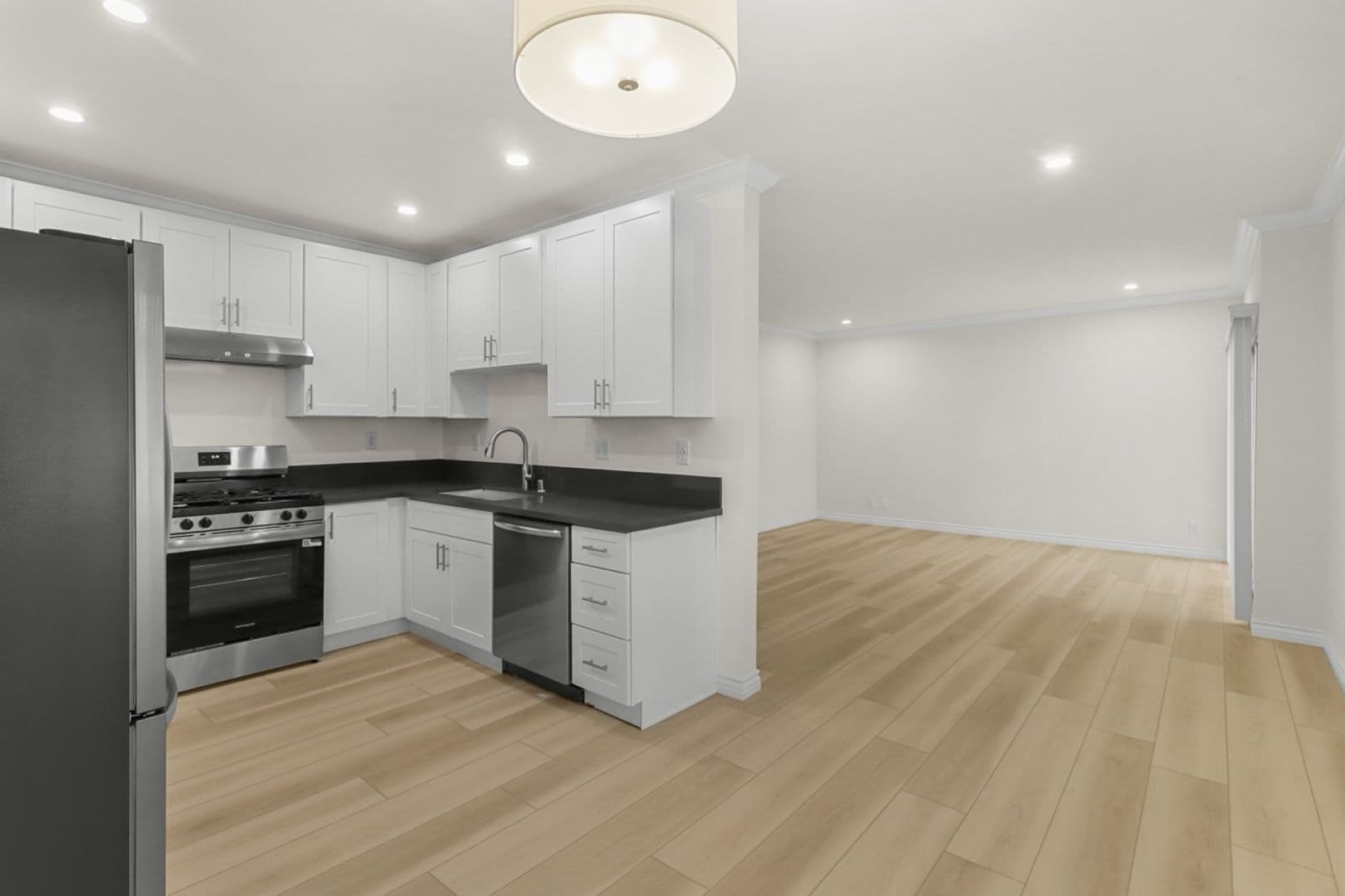 Los Angeles Apartment: 11711 Goshen Ave.