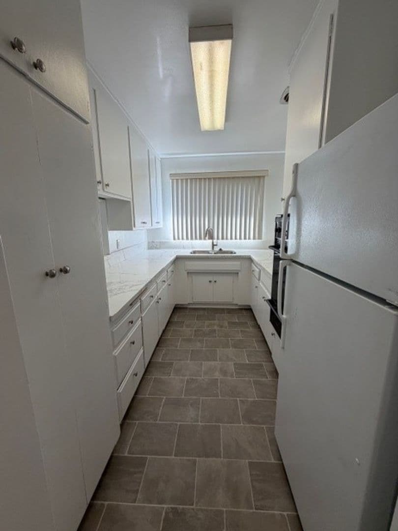 Los Angeles Apartment: 11940 Dorothy St