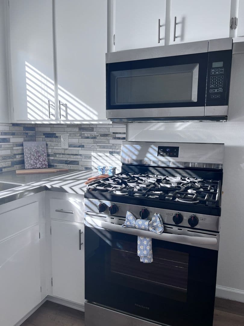 Sunland Apartment: 8608 Foothill Blvd