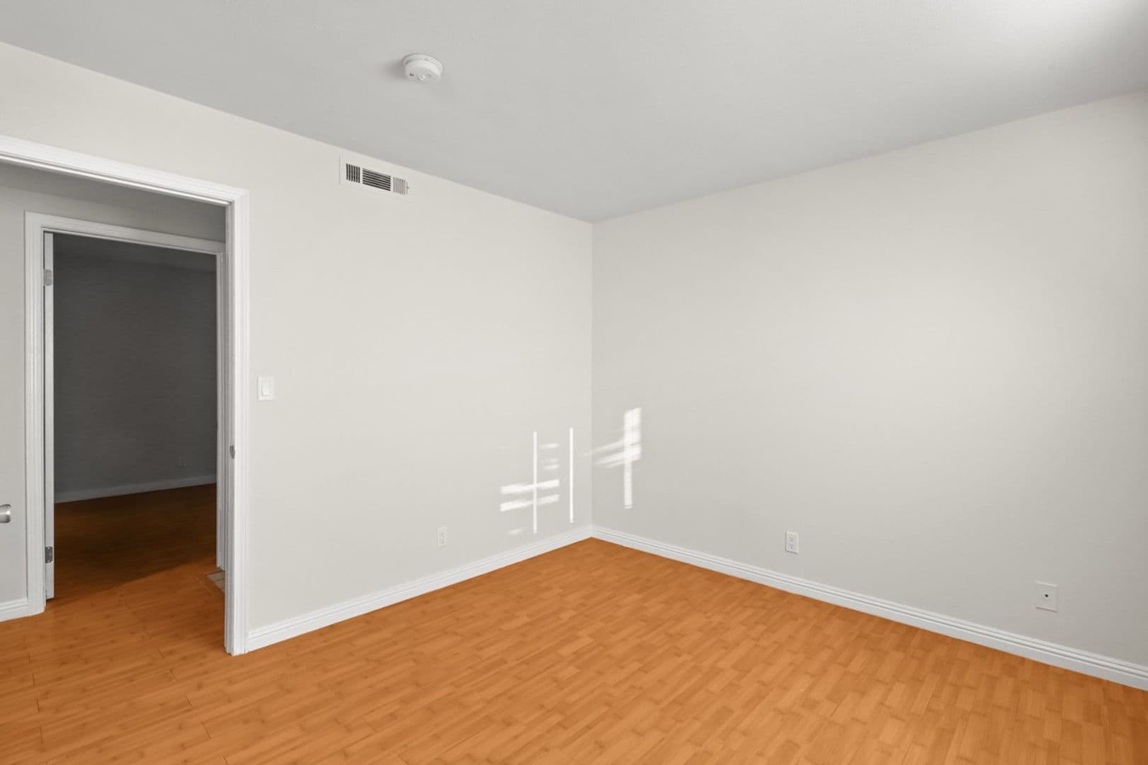 Los Angeles Apartment: 10727 - 31 Lawler St