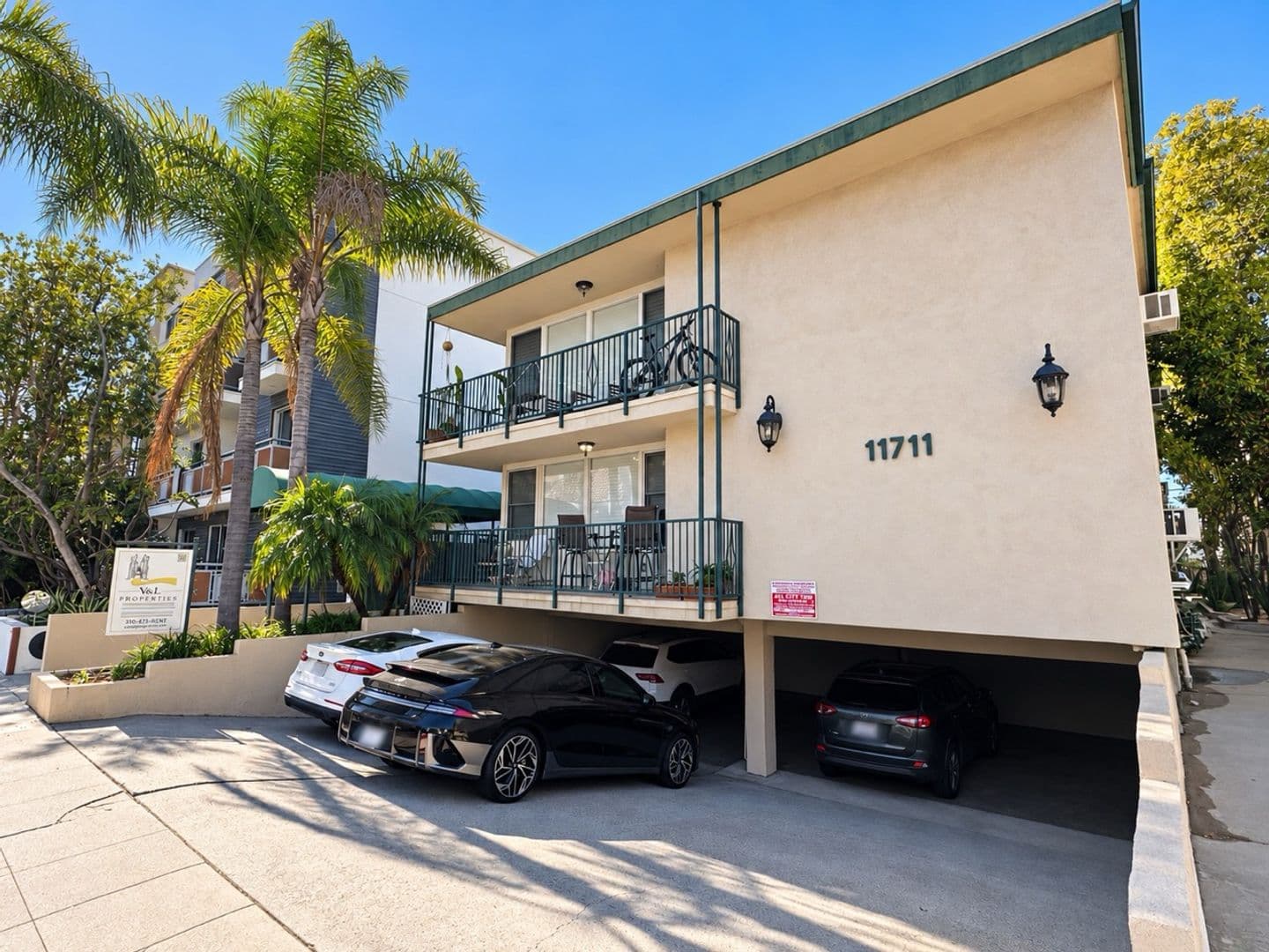 Los Angeles Apartment: 11711 Goshen Ave.