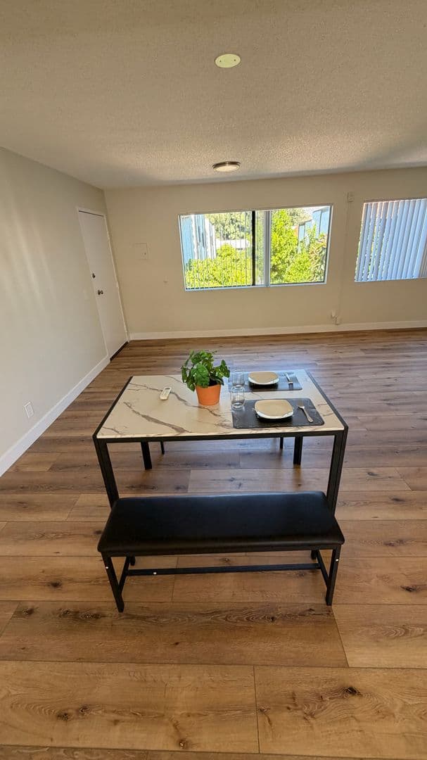 Sunland Apartment: 8608 Foothill Blvd