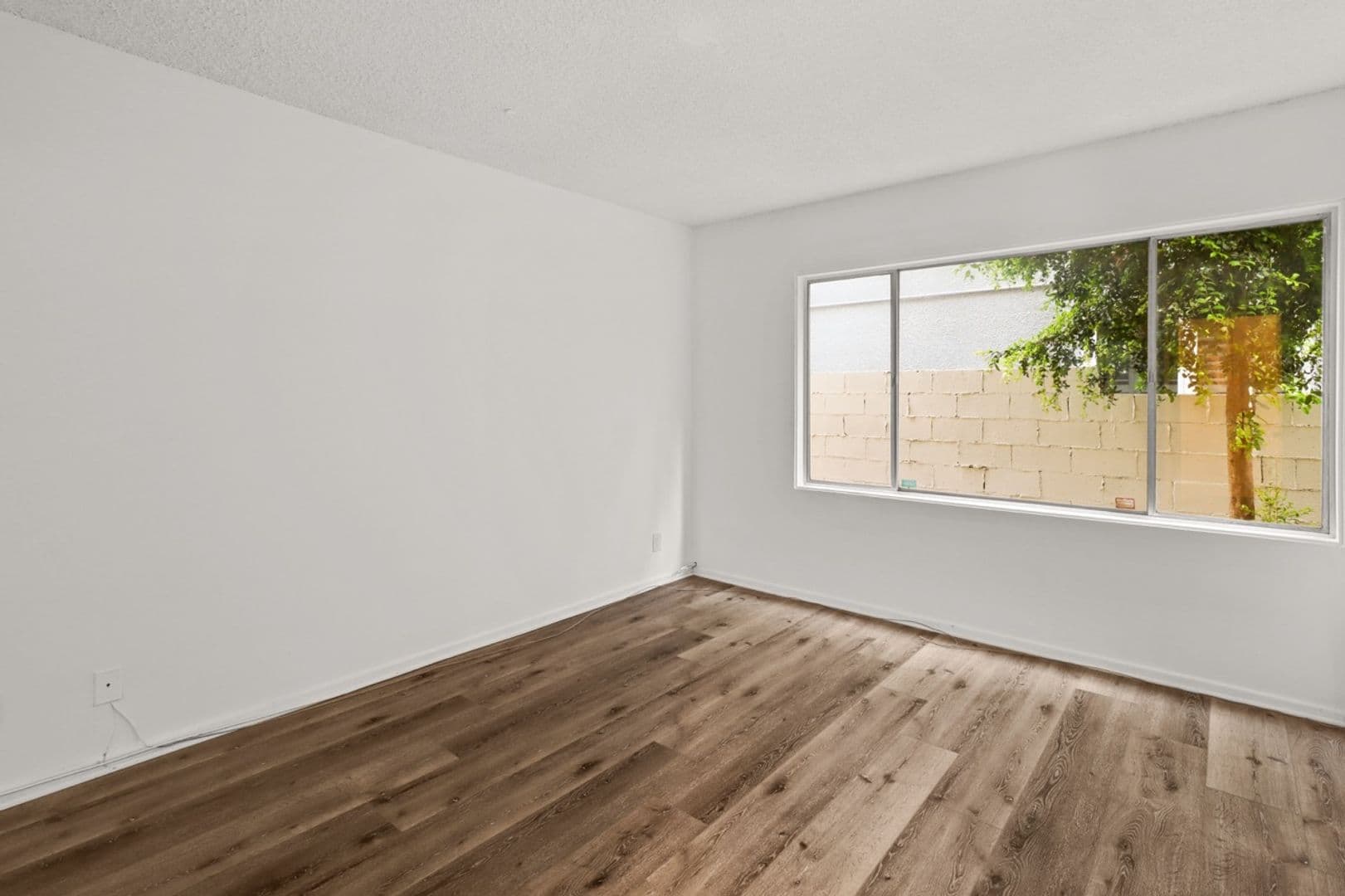 Los Angeles Apartment: 11946 Montana Ave