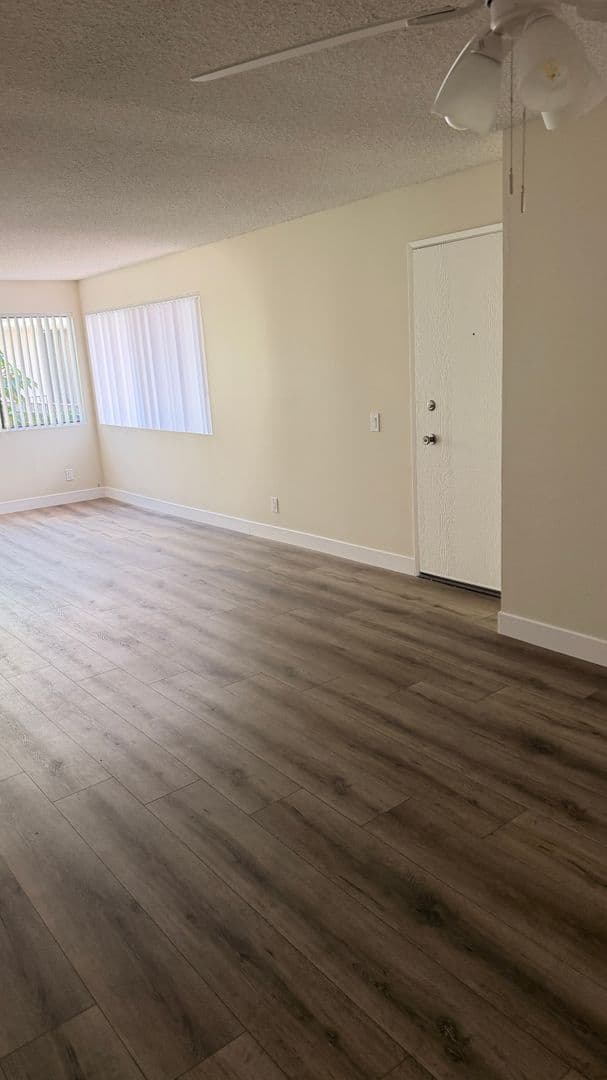 Sunland Apartment: 8608 Foothill Blvd