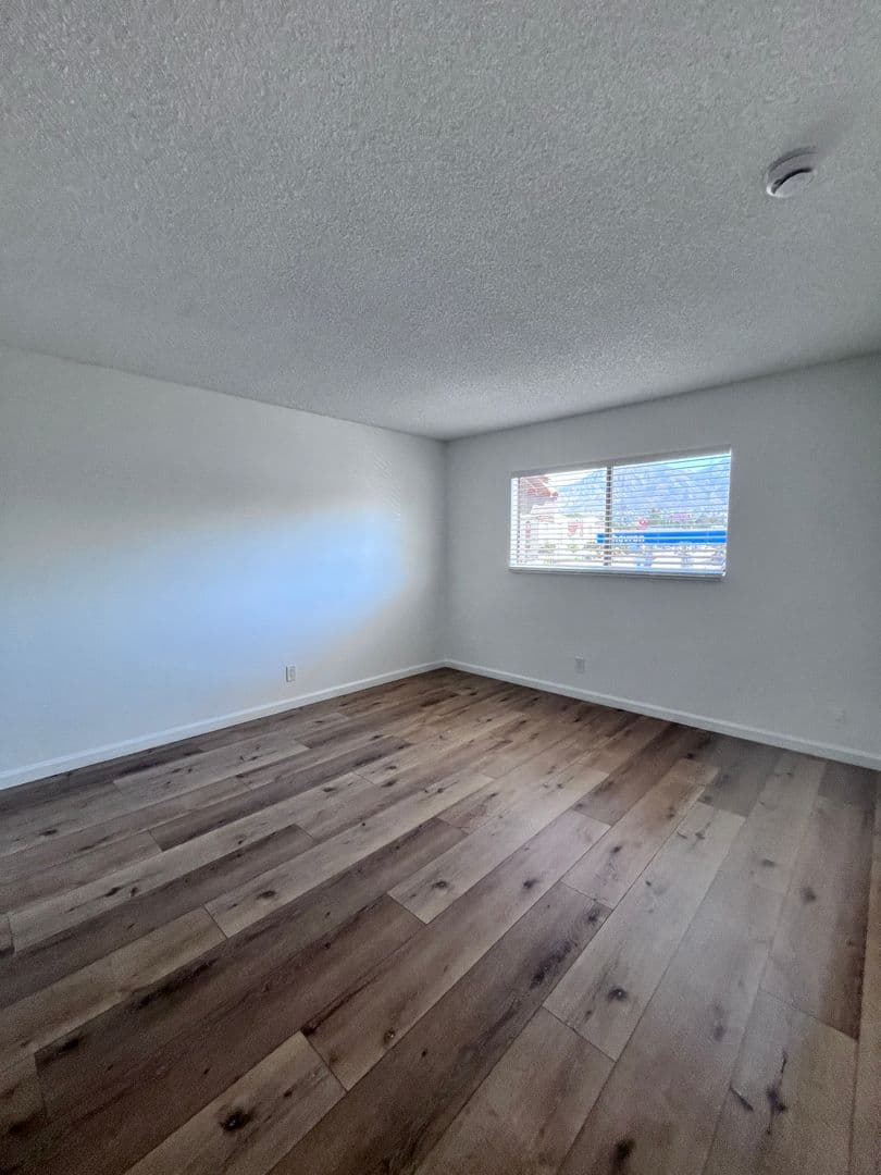 Sunland Apartment: 8608 Foothill Blvd