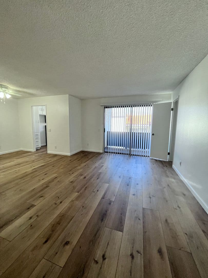 Sunland Apartment: 8608 Foothill Blvd