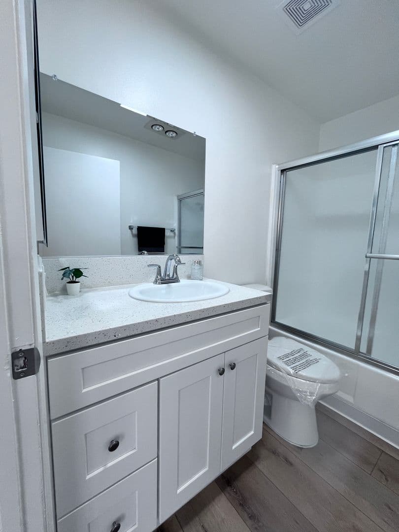 Sunland Apartment: 8608 Foothill Blvd
