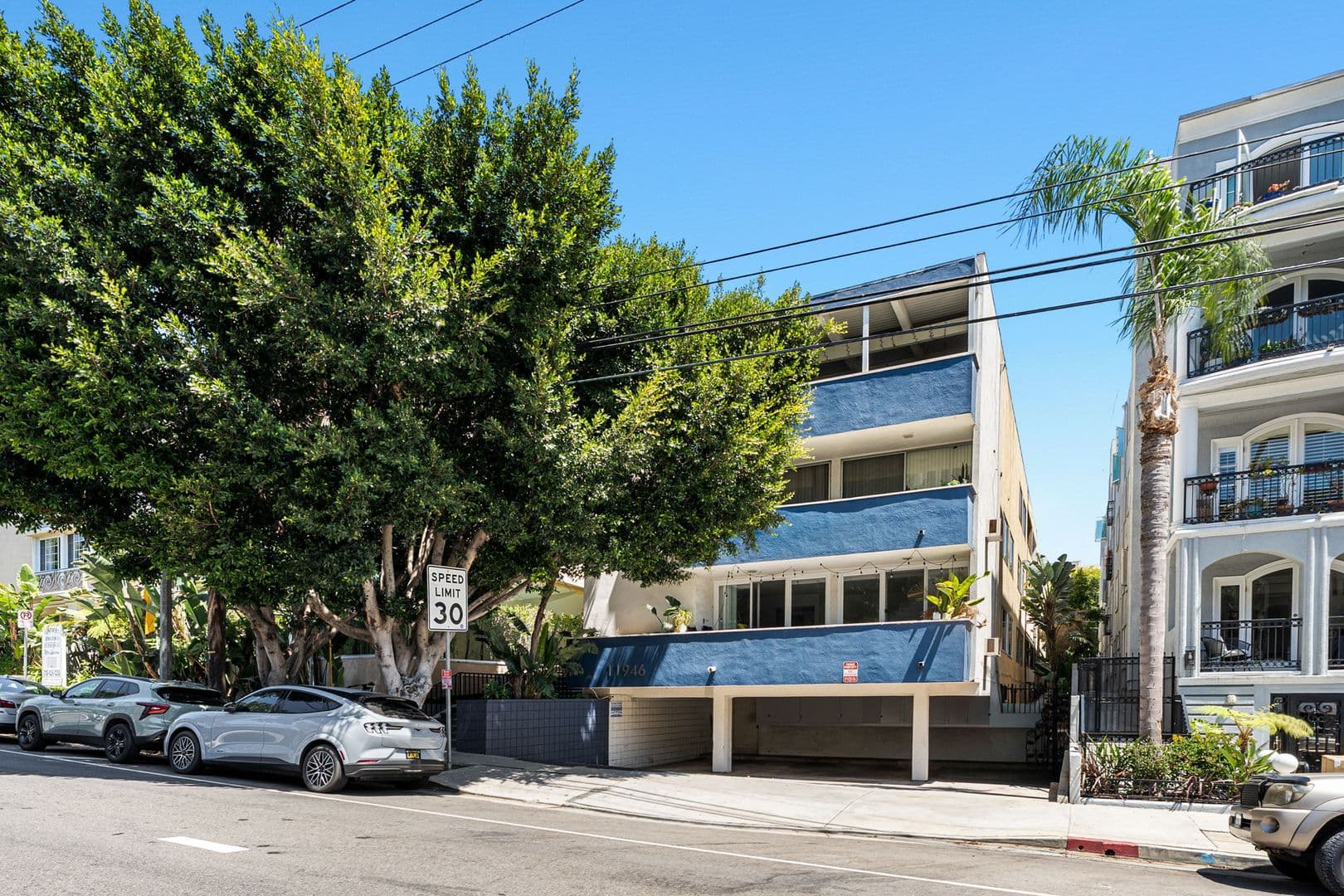 Los Angeles Apartment: 11946 Montana Ave