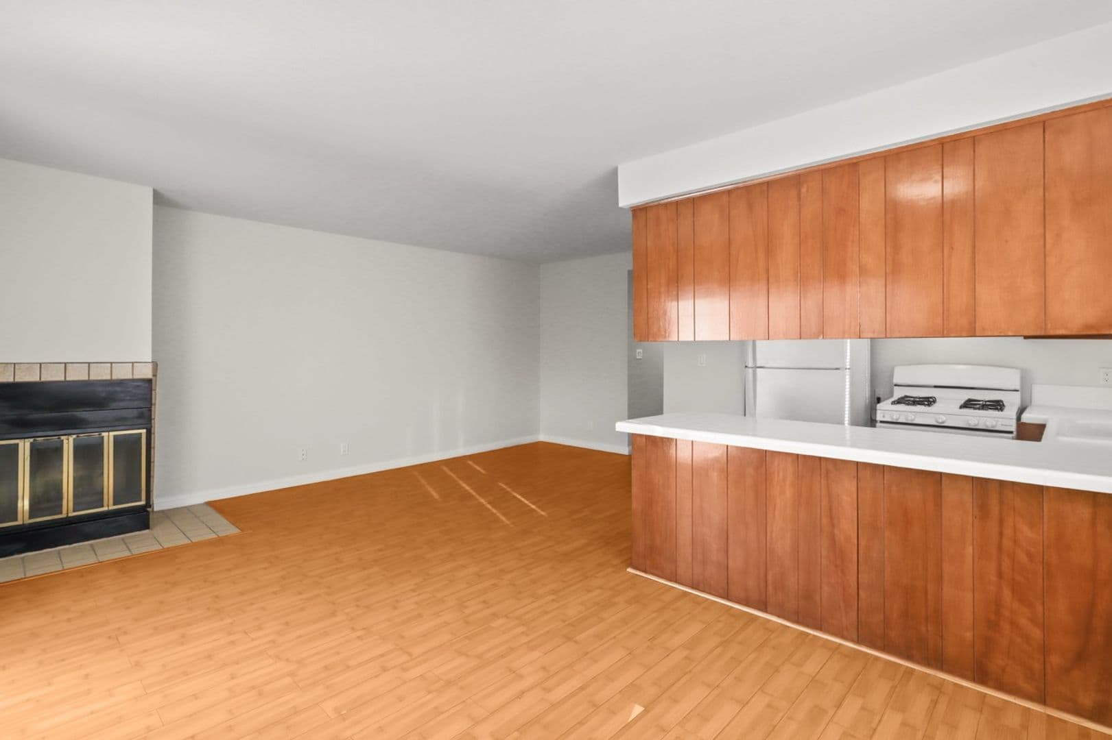 Los Angeles Apartment: 10727 - 31 Lawler St