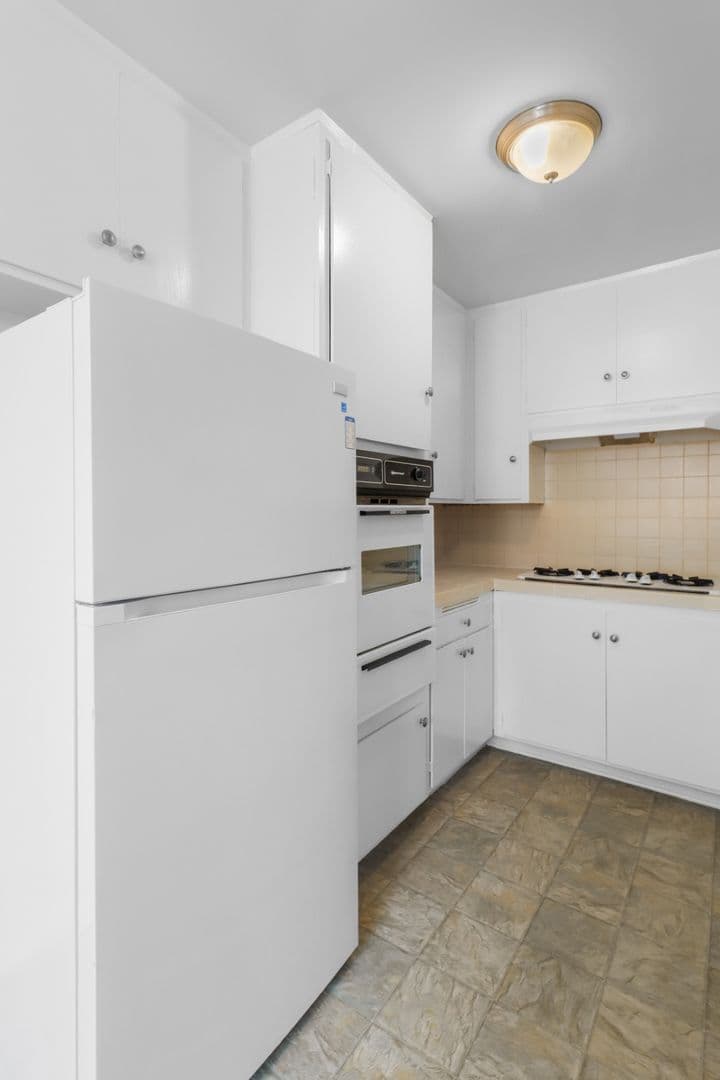 Los Angeles Apartment: 3709 Midvale Ave