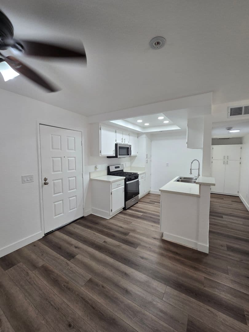Panorama City Apartment: 9429 Van Nuys Blvd