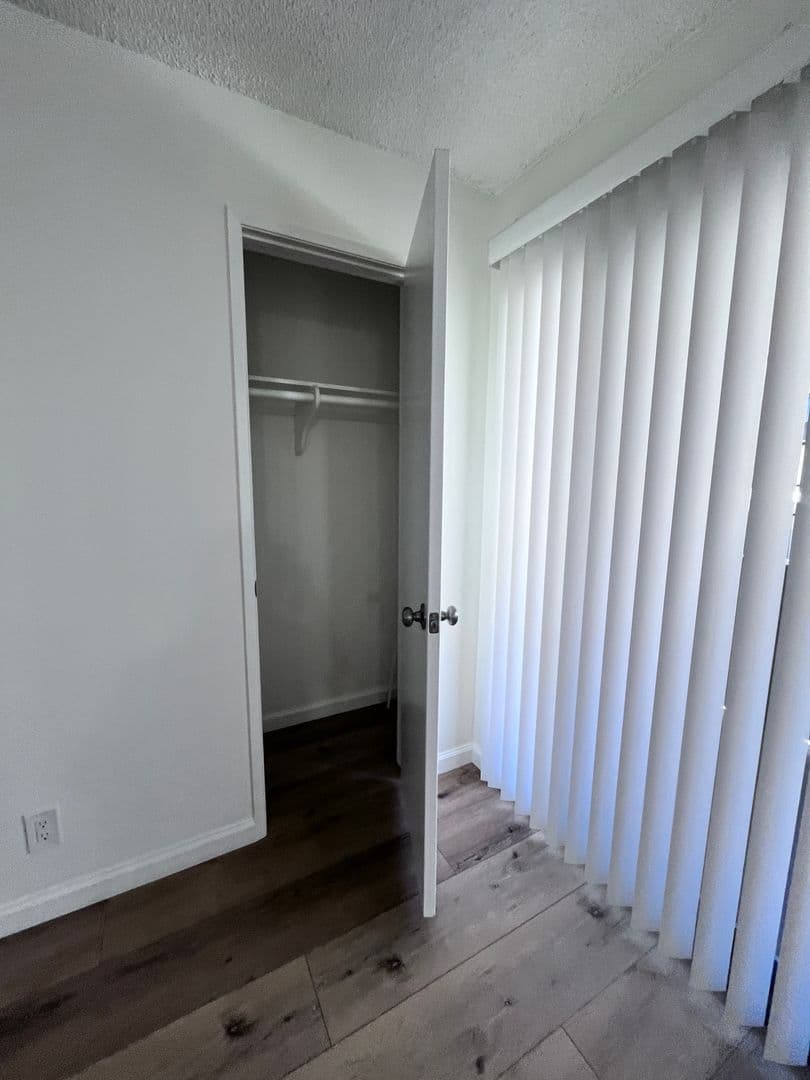 Sunland Apartment: 8608 Foothill Blvd