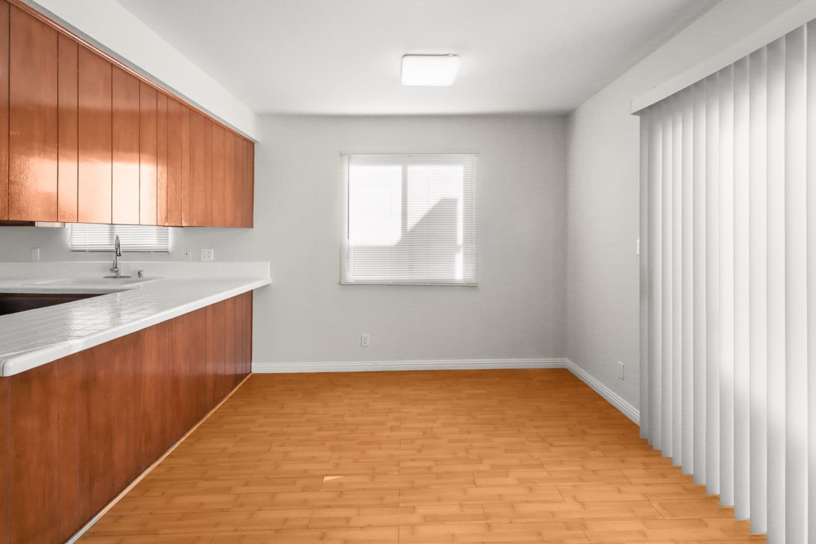 Los Angeles Apartment: 10727 - 31 Lawler St