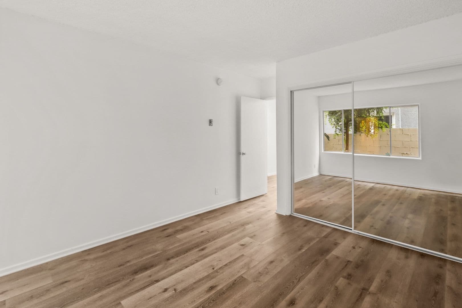 Los Angeles Apartment: 11946 Montana Ave