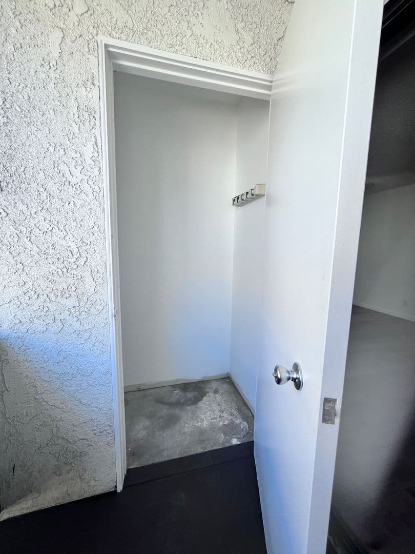 Sunland Apartment: 8608 Foothill Blvd