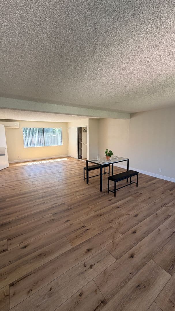 Sunland Apartment: 8608 Foothill Blvd