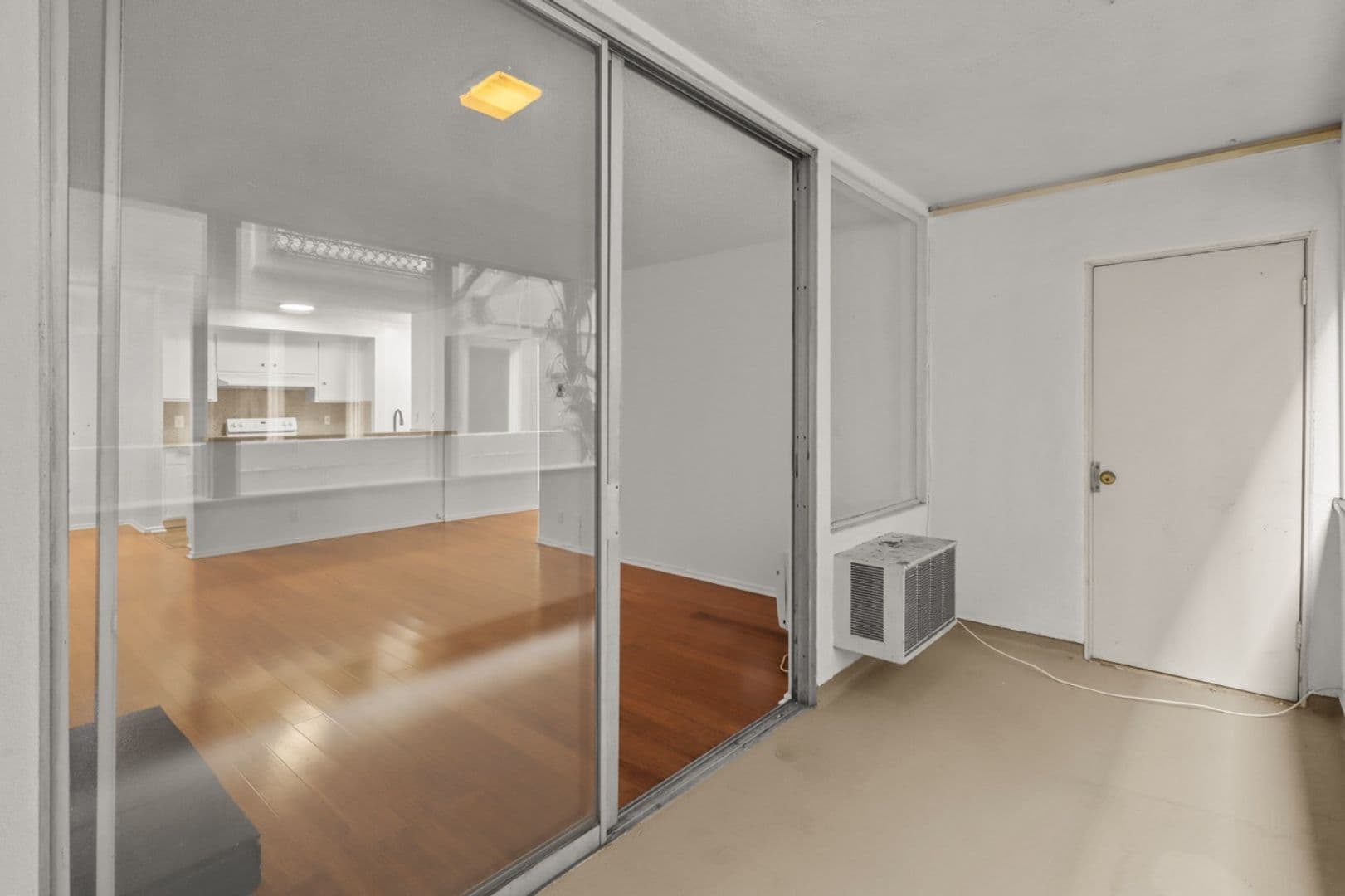 Los Angeles Apartment: 11946 Montana Ave
