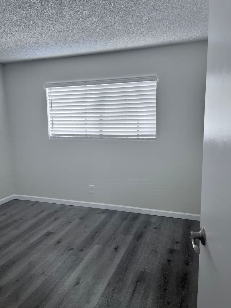Sunland Apartment: 8608 Foothill Blvd