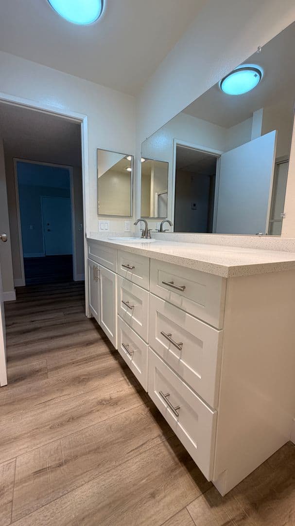 Sunland Apartment: 8608 Foothill Blvd