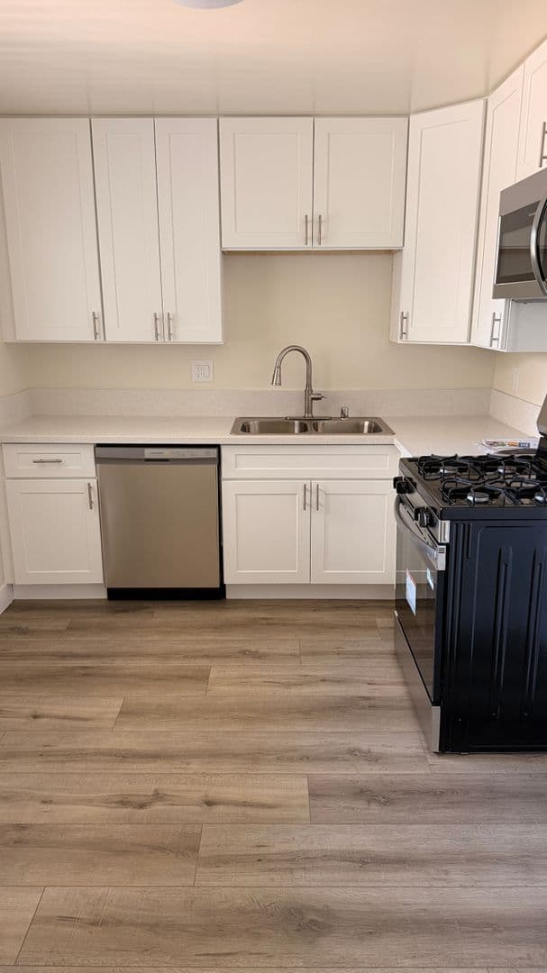 Sunland Apartment: 8608 Foothill Blvd