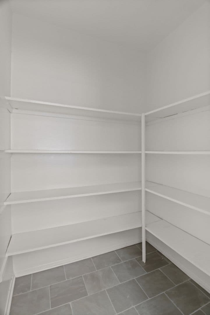 Santa Monica Apartment: 1143 -10th St