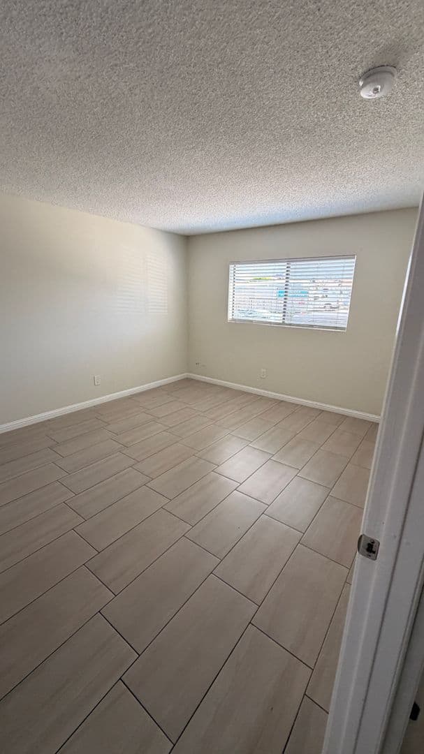 Sunland Apartment: 8608 Foothill Blvd