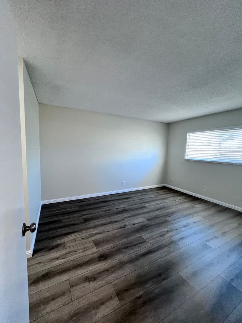 Sunland Apartment: 8608 Foothill Blvd