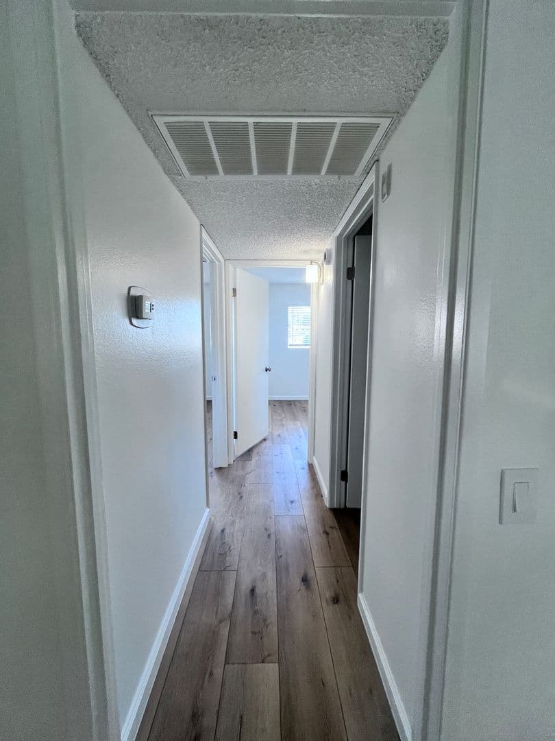 Sunland Apartment: 8608 Foothill Blvd