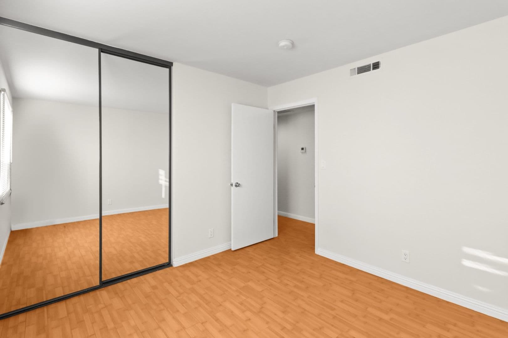 Los Angeles Apartment: 10727 - 31 Lawler St