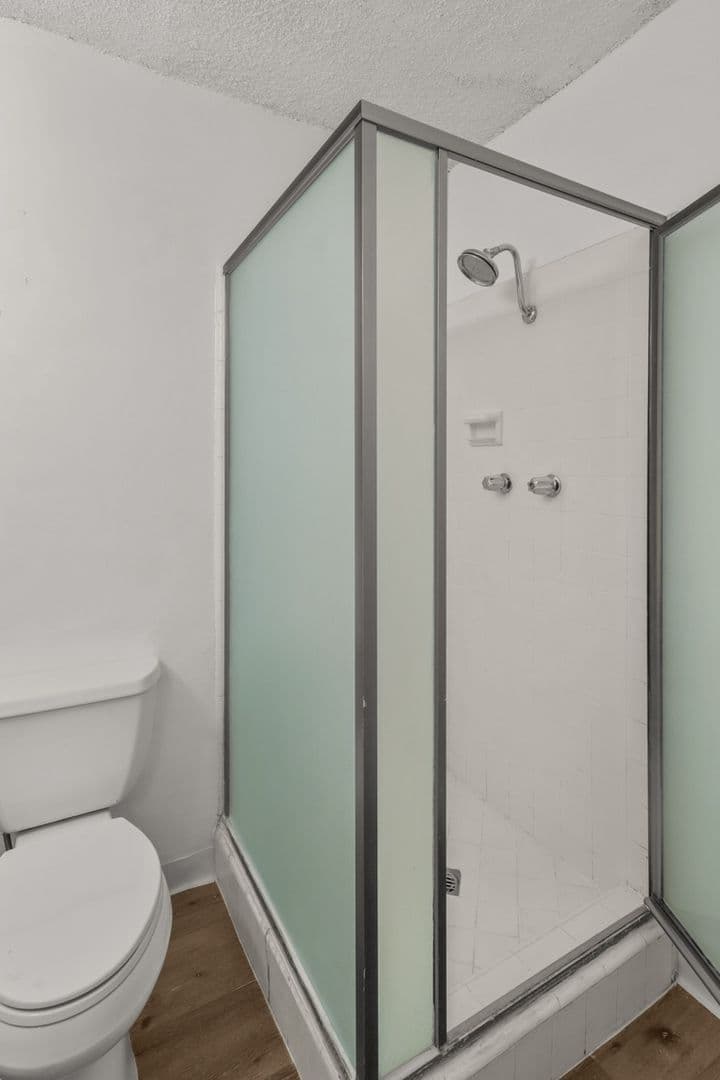 Los Angeles Apartment: 11946 Montana Ave