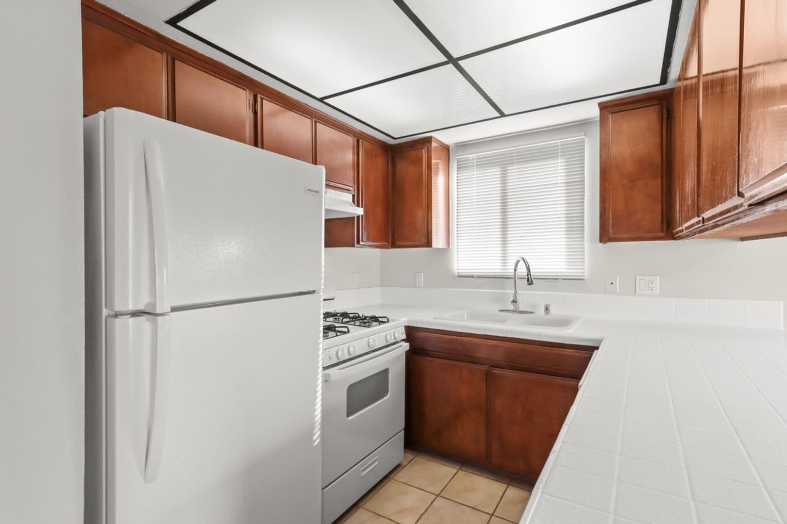 Los Angeles Apartment: 10727 - 31 Lawler St