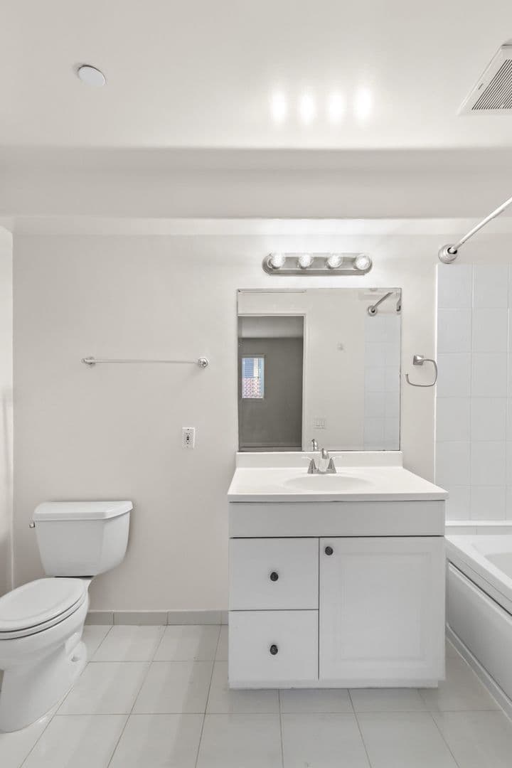 Los Angeles Apartment: 4262 Lindblade Dr