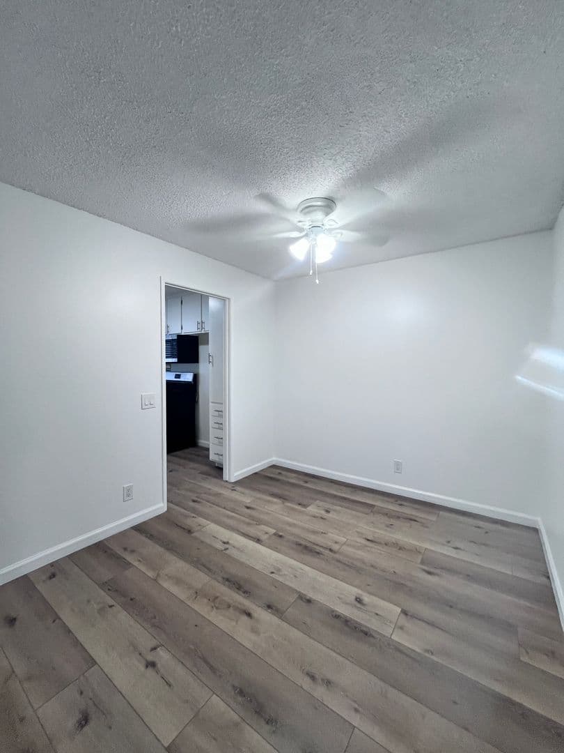 Sunland Apartment: 8608 Foothill Blvd