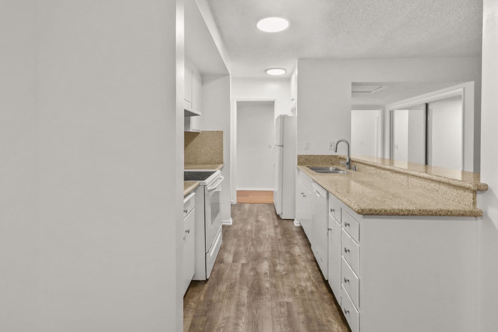 Los Angeles Apartment: 11946 Montana Ave