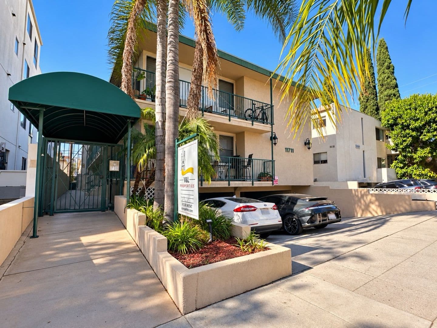 Los Angeles Apartment: 11711 Goshen Ave.