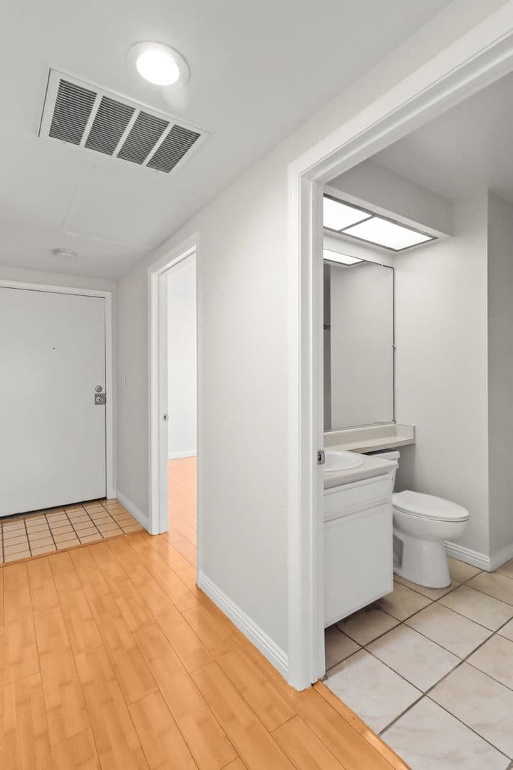 Los Angeles Apartment: 10727 - 31 Lawler St