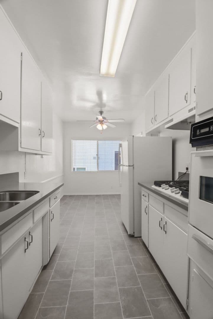 Santa Monica Apartment: 1143 -10th St