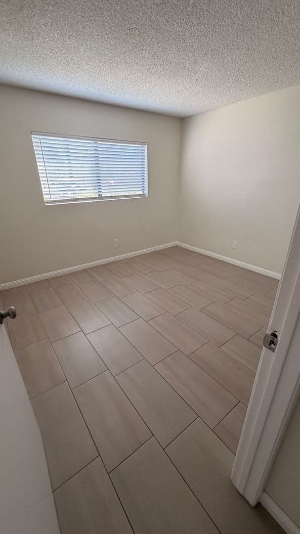 Sunland Apartment: 8608 Foothill Blvd