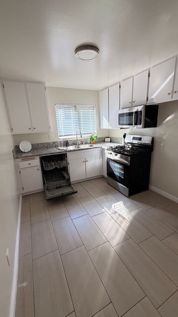 Sunland Apartment: 8608 Foothill Blvd