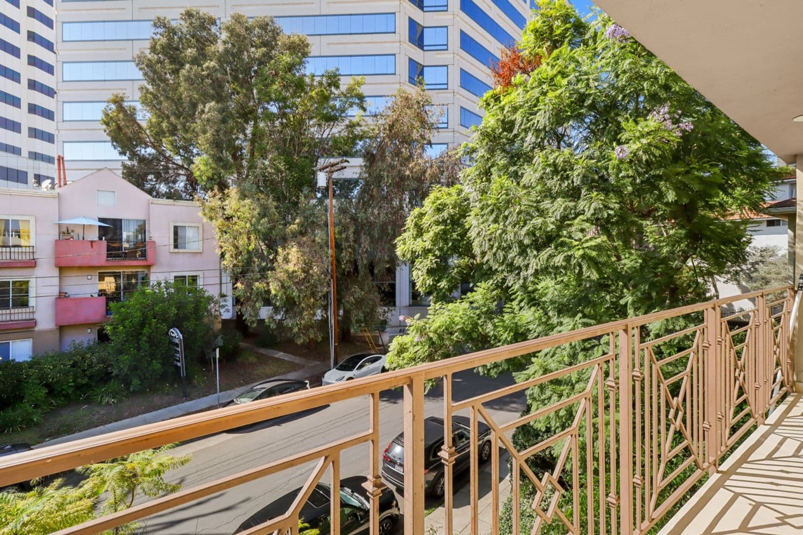 Los Angeles Apartment: 1226 McClellan Drive